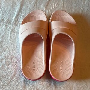 OOFOS Women's Sandals in Light Pink